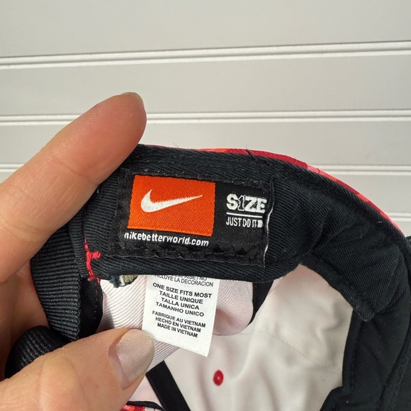 Nike men’s black, red, white adjustable flat billed cap. One size. - Picture 4 of 5